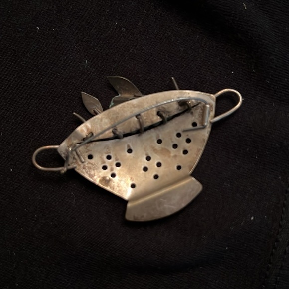 Lisa Scott bowl with cherries brooch. Vintage. Signed chicken scratch - Picture 2 of 3